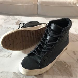 Men’s Mossimo 9.5 leather high top in black